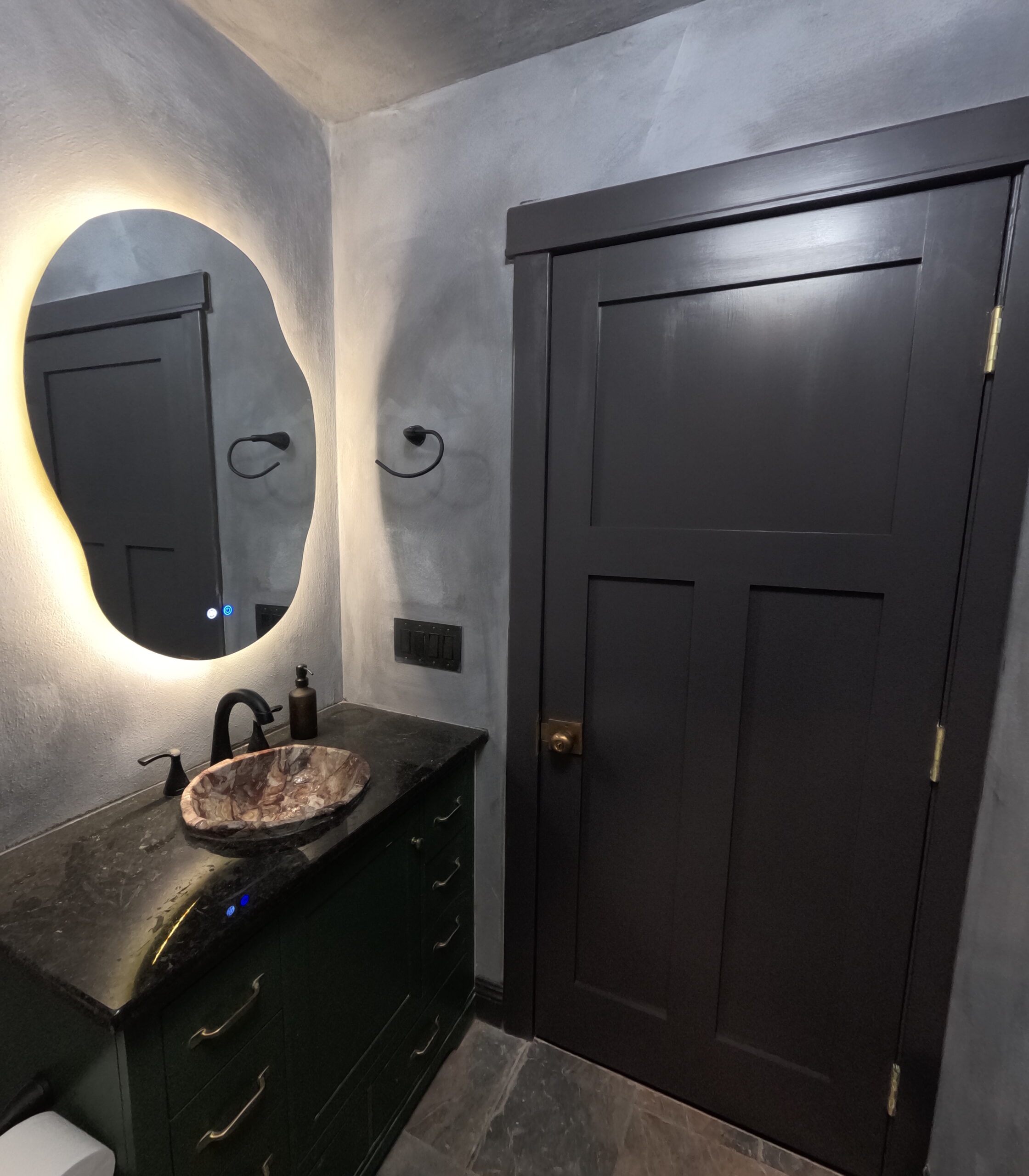 Bathroom with limewash plaster walls and a tadelakt shower